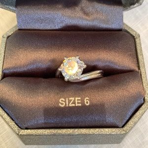 Lovely sparkly faux large diamond ring, 6, NWOT